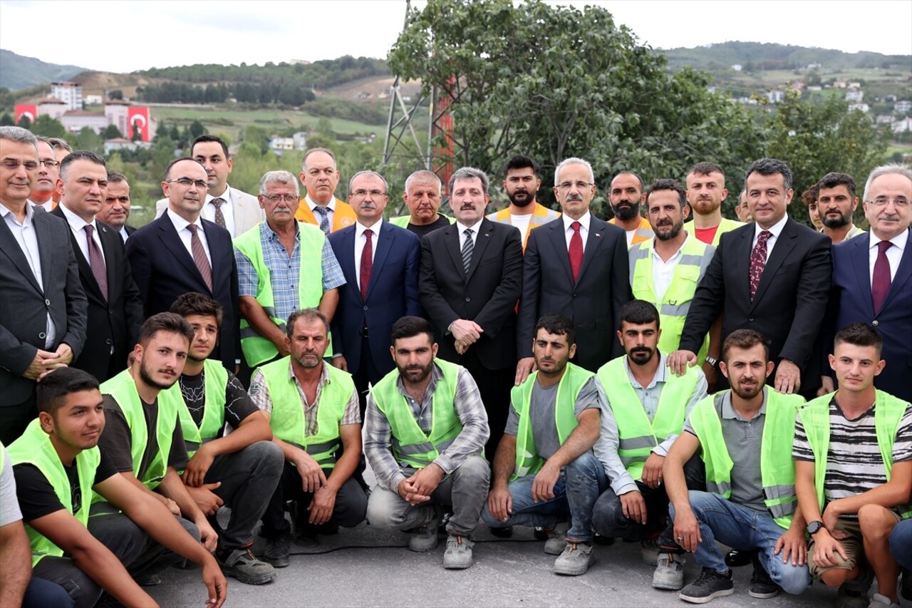 Ulaştırma ve Altyapı Bakanı Abdulkadir Uraloğlu (fotoğrafta), yapımı devam eden Samsun Şehir...