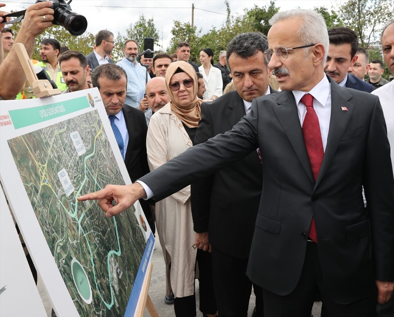 Ulaştırma ve Altyapı Bakanı Abdulkadir Uraloğlu (fotoğrafta), yapımı devam eden Samsun Şehir...