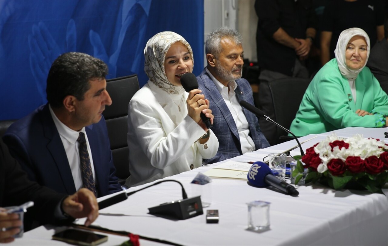 Aile ve Sosyal Hizmetler Bakanı Mahinur Özdemir Göktaş, AK Parti İl Başkanlığında düzenlenen...