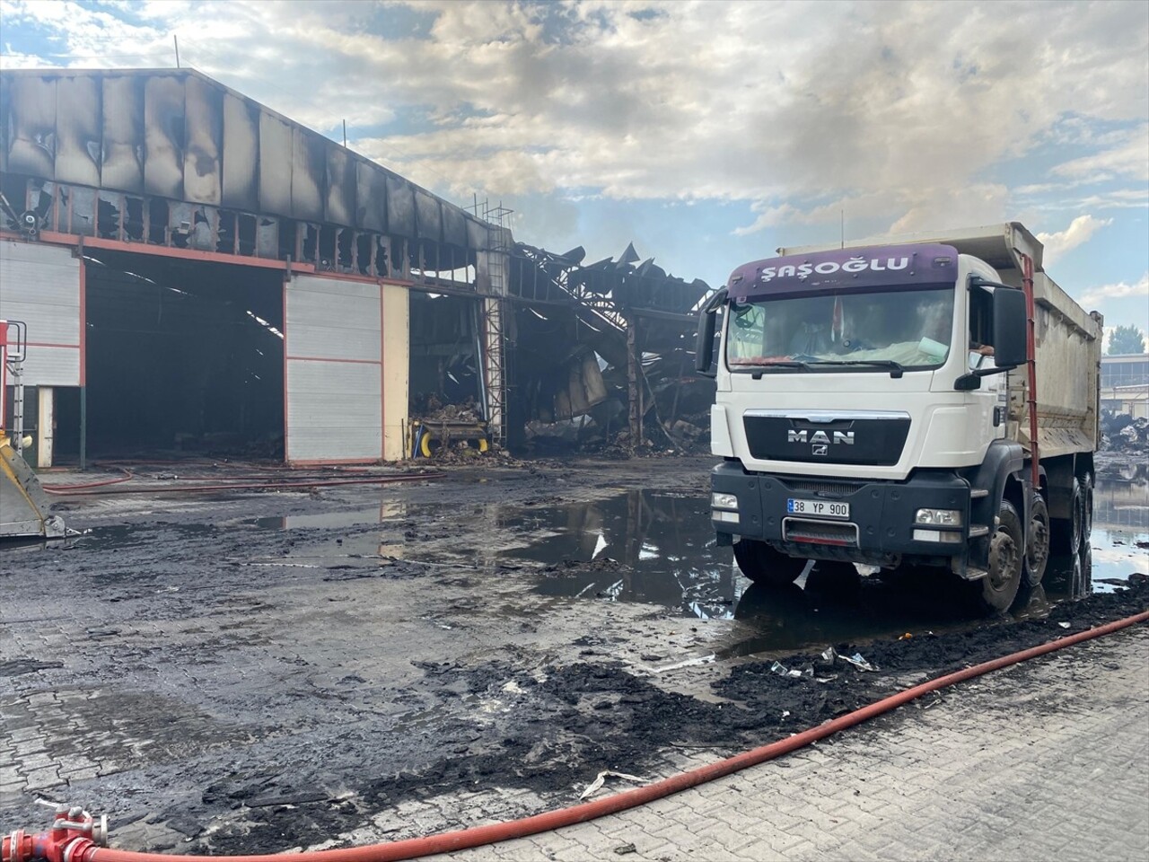 Kayseri'de keçe fabrikasında çıkan yangın, itfaiye ekiplerinin yaklaşık 14 saat süren çalışmasıyla...