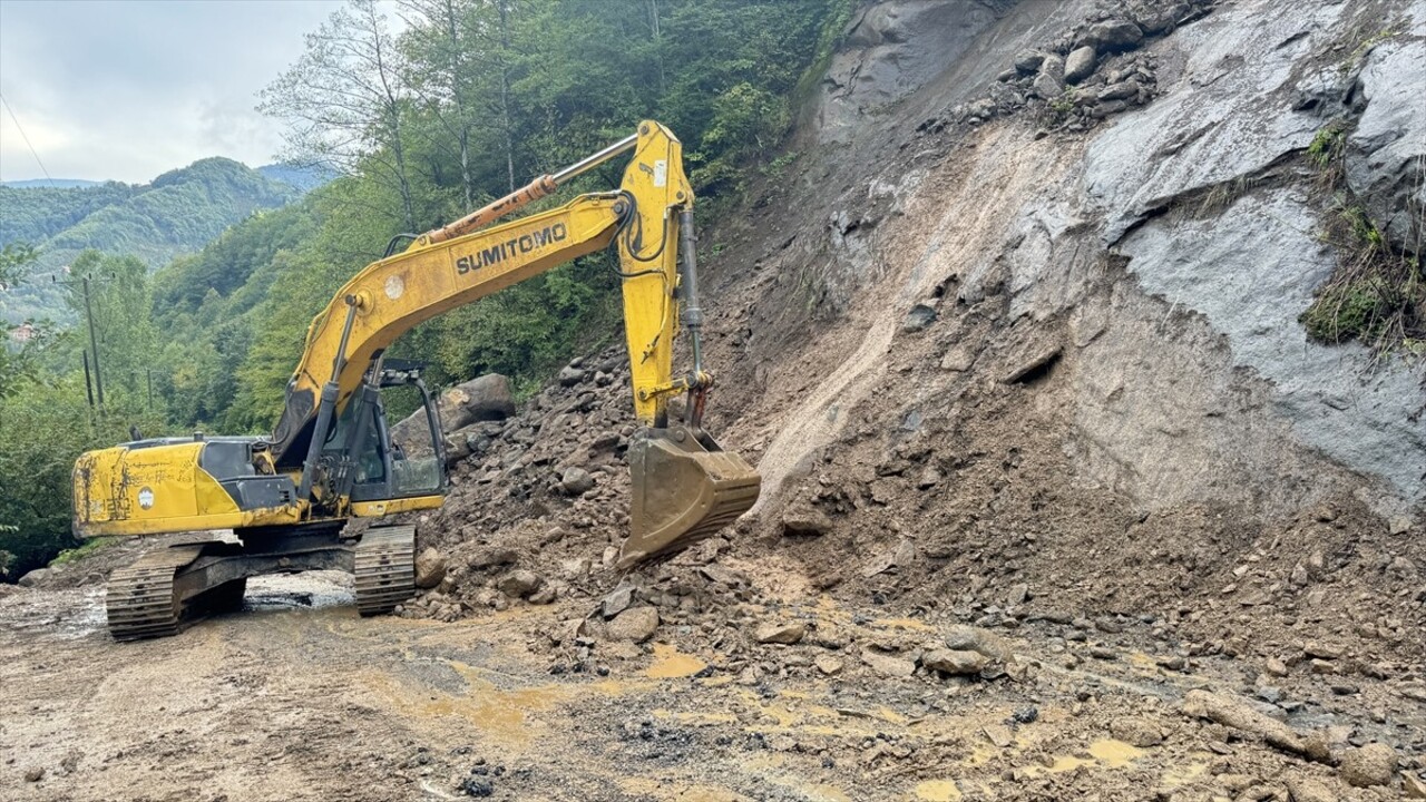 Artvin'de etkili olan yağışların ardından oluşan heyelan ve taşkınlar nedeniyle kapanan 32 köy...