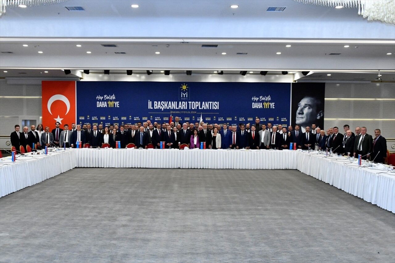 İYİ Parti Genel Başkanı Müsavat Dervişoğlu (solda), bir otelde düzenlenen toplantıda partisinin il...