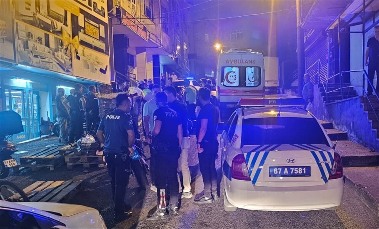 Zonguldak'ın Karadeniz Ereğli ilçesinde uygulama yapan trafik polisi motosikletin çarpması sonucu...