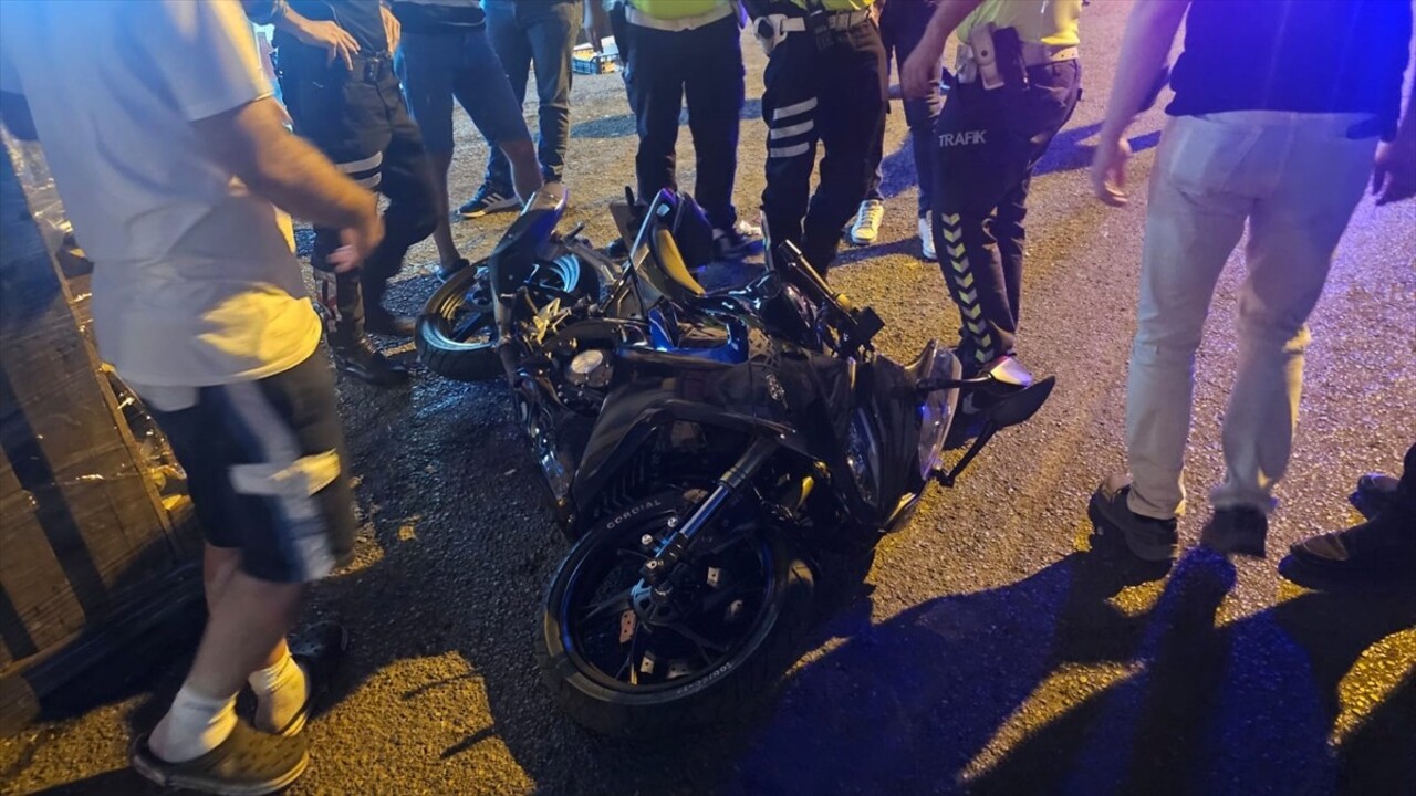 Zonguldak'ın Karadeniz Ereğli ilçesinde uygulama yapan trafik polisi motosikletin çarpması sonucu...