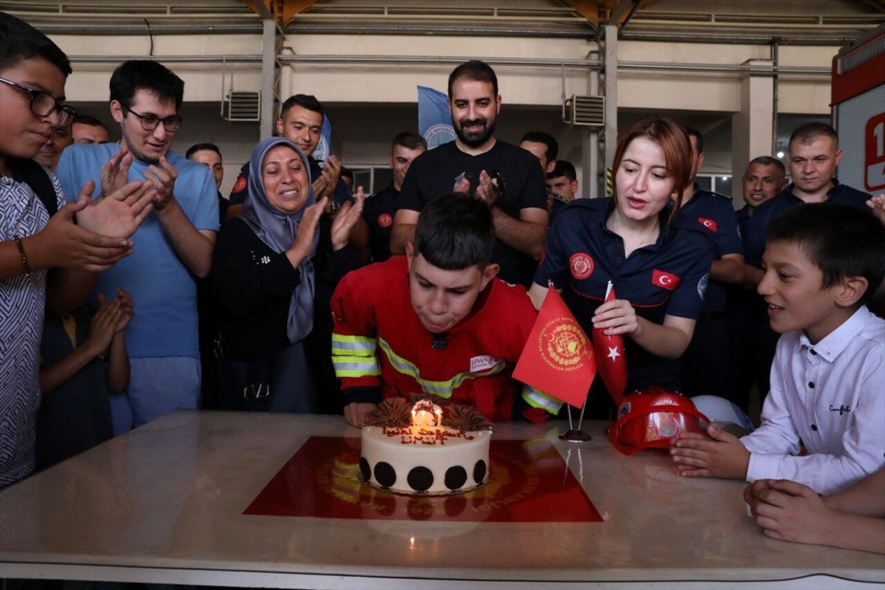 Kayseri'de itfaiyeci olmayı hayal eden zihinsel ve bedensel engelli Umut Aytekin için Büyükşehir...