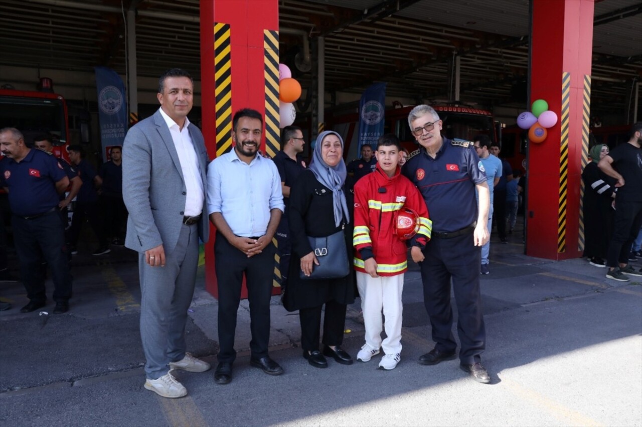 Kayseri'de itfaiyeci olmayı hayal eden zihinsel ve bedensel engelli Umut Aytekin için Büyükşehir...