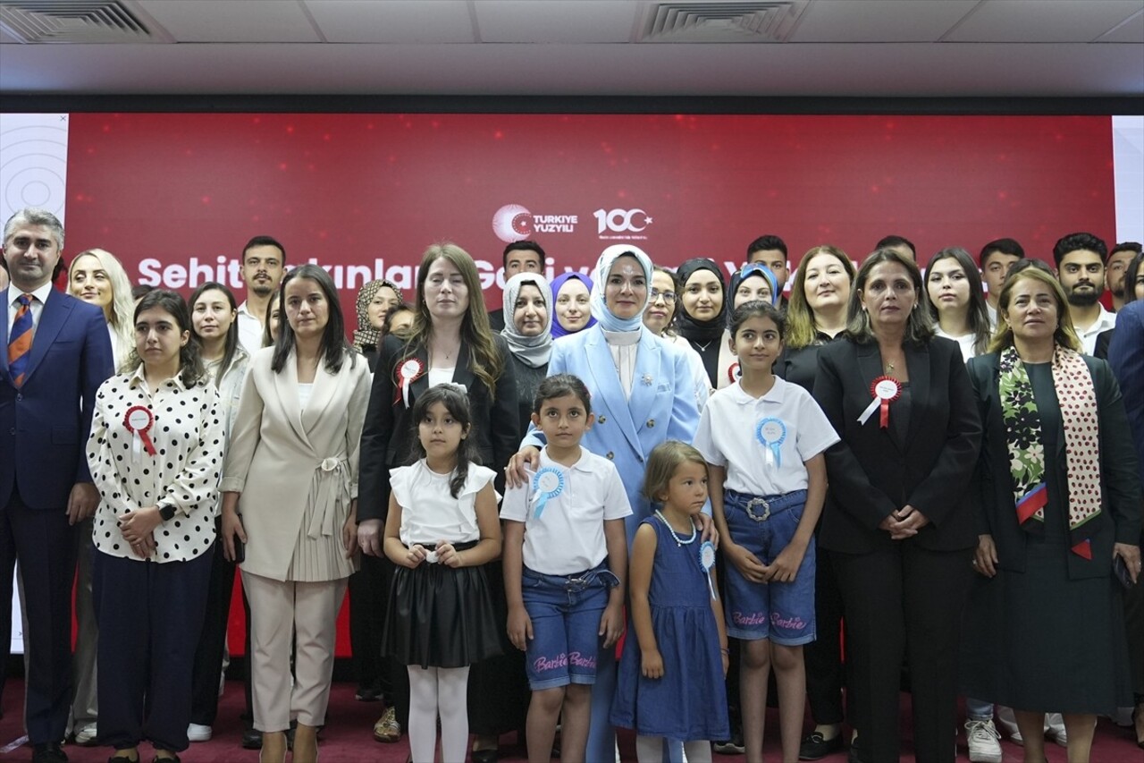 Aile ve Sosyal Hizmetler Bakanı Mahinur Özdemir Göktaş (sağ 3), kamu kurum ve kuruluşlarına, 729...