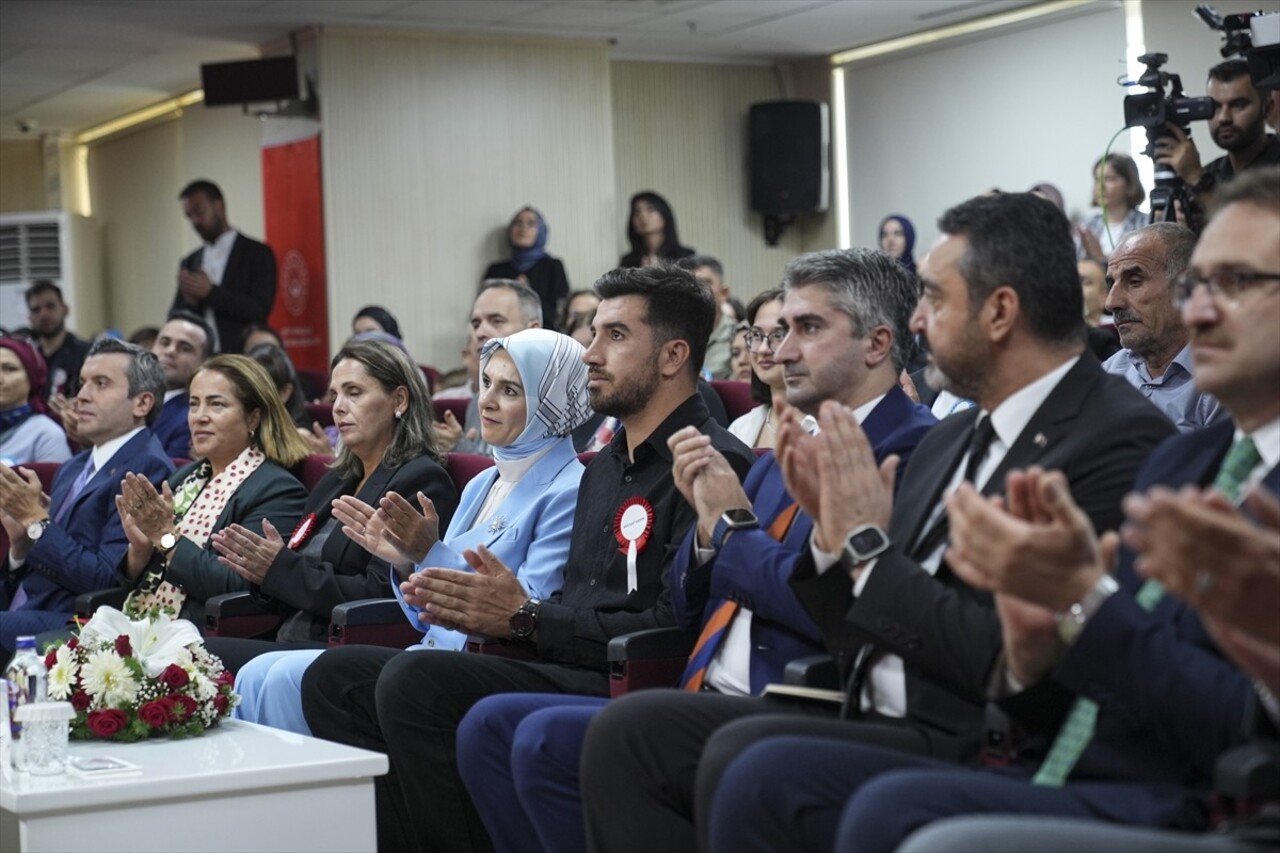 Aile ve Sosyal Hizmetler Bakanı Mahinur Özdemir Göktaş (sağ 3), kamu kurum ve kuruluşlarına, 729...