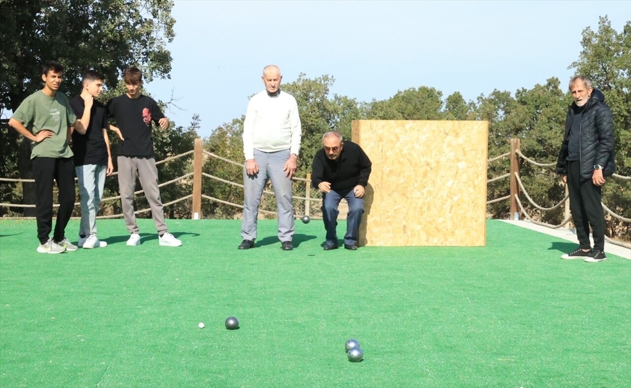 Edirne'de gaziler, geleneksel spor oyun alanında gençlerle spor yaptı, oyun oynayıp, askerlik...