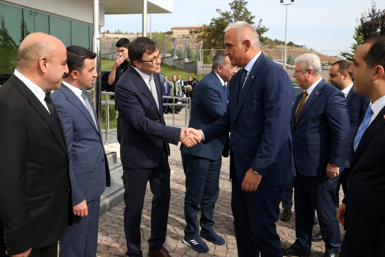 Kültür ve Turizm Bakanı Mehmet Nuri Ersoy (sağ 2), Çankırı'da Vali Mustafa Fırat Taşolar'ı (sağda)...