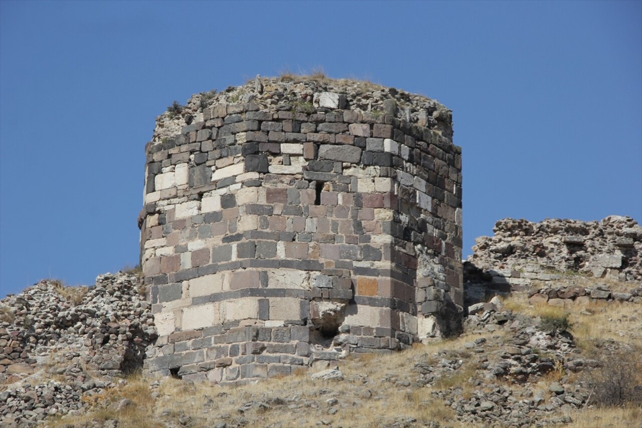 Ankara'nın Beypazarı ilçesindeki Adaören Kalesi'nde yüzey araştırmaları sürüyor. Kaymakam Vedat...