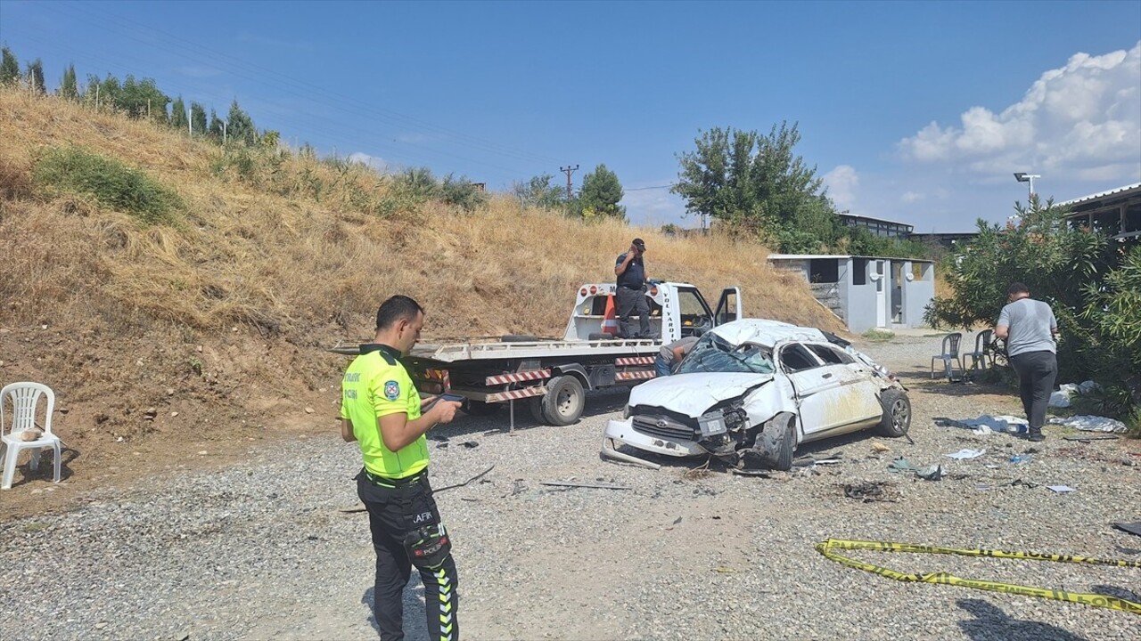 Adıyaman'ın Kahta ilçesinde şarampole devrilen otomobildeki 2 kişi öldü.