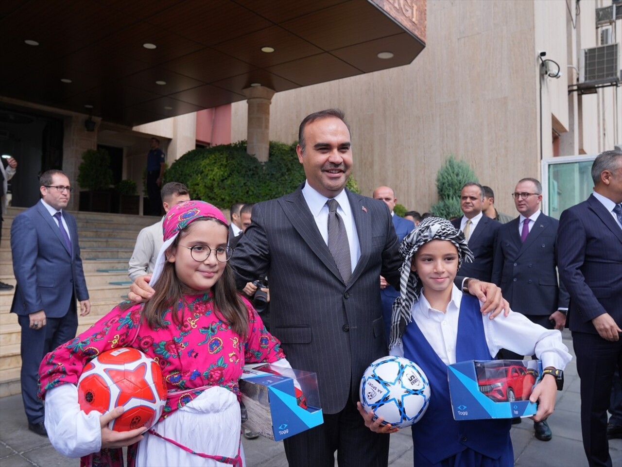 Sanayi ve Teknoloji Bakanı Mehmet Fatih Kacır, AK Parti Mardin İl Başkanlığını ziyaret ederek İl...