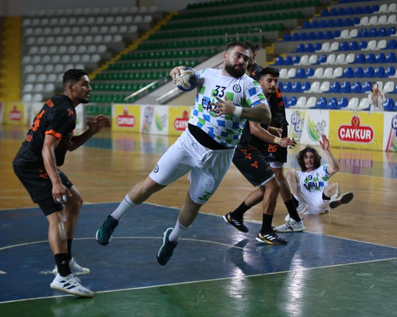 Hentbol Erkekler Süper Lig'in 3. haftasında Rize Belediyespor, Yenişehir Spor Salonunda Köyceğiz...