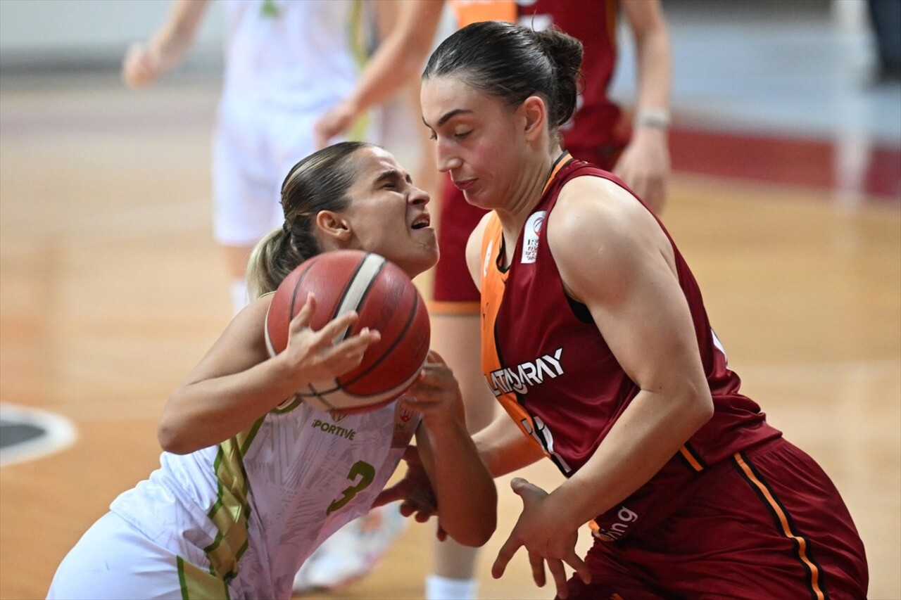 Kayseri'de düzenlenen 18. Erciyes Kupası Kadınlar Basketbol Turnuvası'nda Galatasaray Çağdaş...