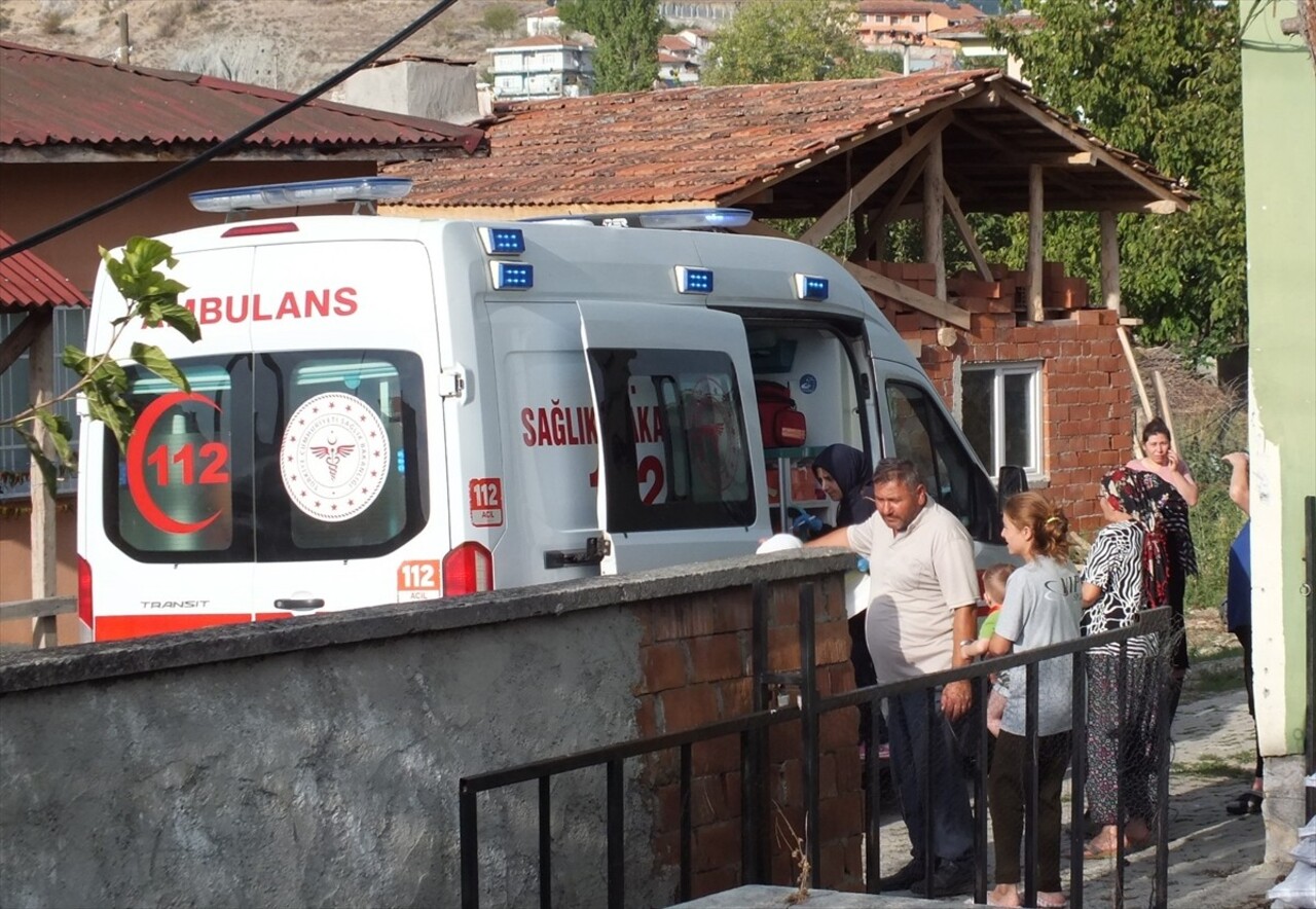 Tokat'ın Turhal ilçesinde 2 katlı evde çıkan yangında yaralanan kadın hastaneye kaldırıldı. Turhal...