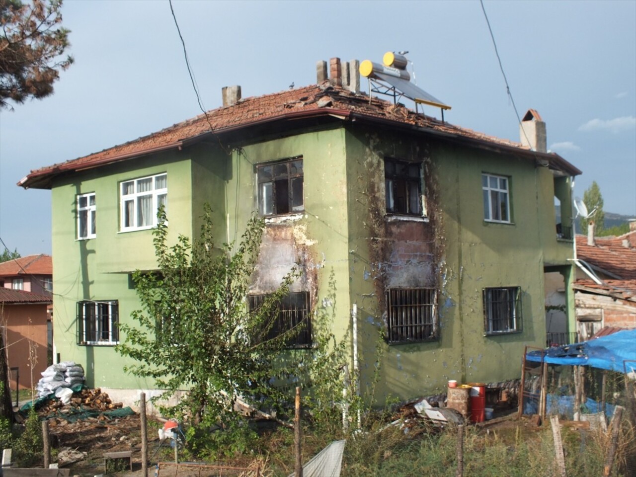 Tokat'ın Turhal ilçesinde 2 katlı evde çıkan yangında yaralanan kadın hastaneye kaldırıldı. Turhal...