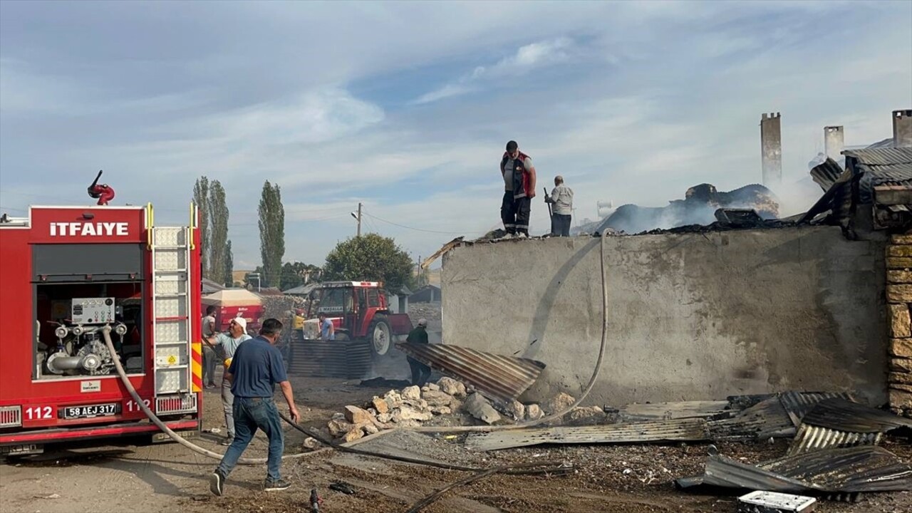 Sivas'ın Yıldızeli ilçesinde çıkan yangında ev, ahır, samanlık ve tandır kullanılamaz hale...