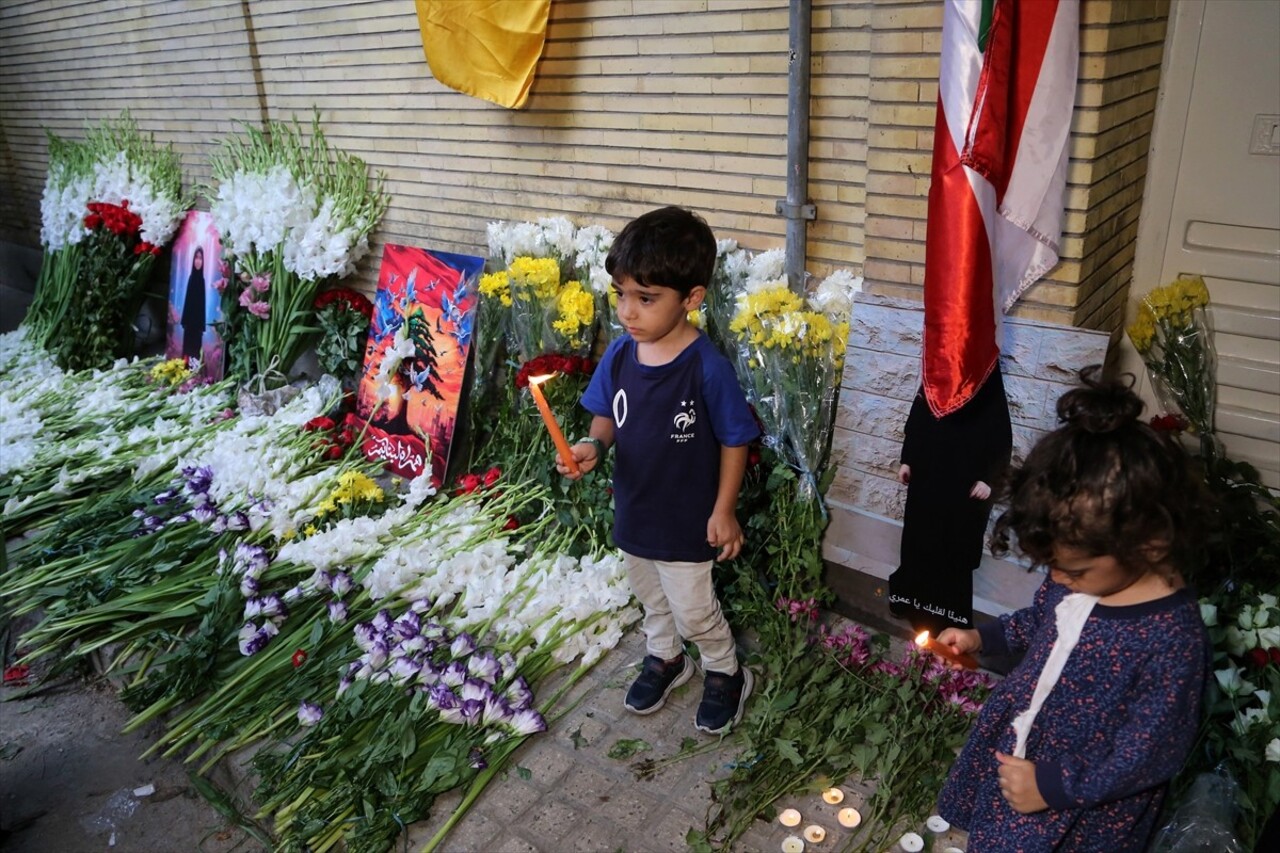 İran'ın başkenti Tahran'da bir grup, Lübnan'daki saldırıları protesto etmek ve Lübnan halkına olan...