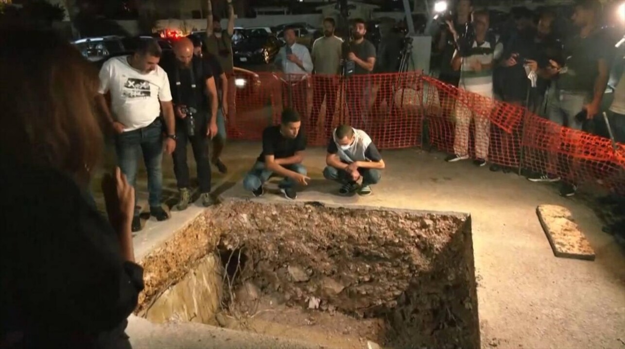 Lübnan askerleri, bugün telsizlerde yaşanan patlamanın ardından yaralıların getirildiği başkent...