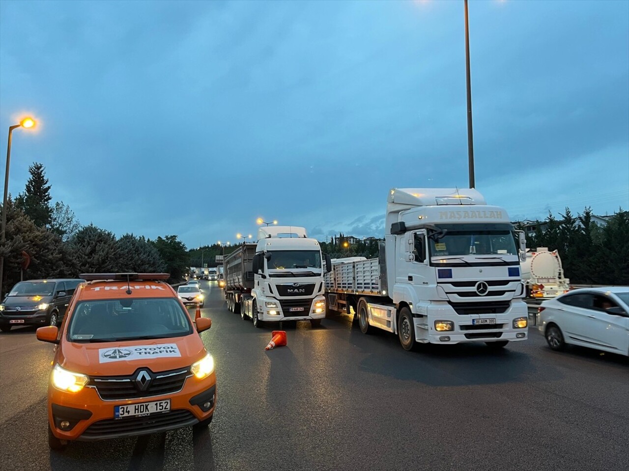 Anadolu Otoyolu'nun Kocaeli kesiminde yön tabelasına çarpan pikabın sürücüsü yaşamını yitirdi....