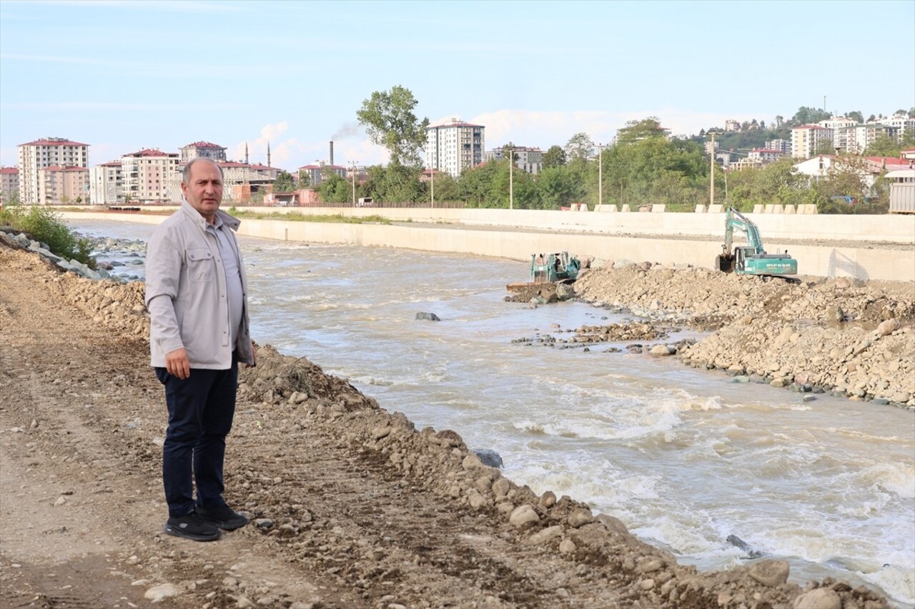 Artvin'in şiddetli yağışların ardından taşkın ve heyelanların meydana geldiği Arhavi ilçesinde...