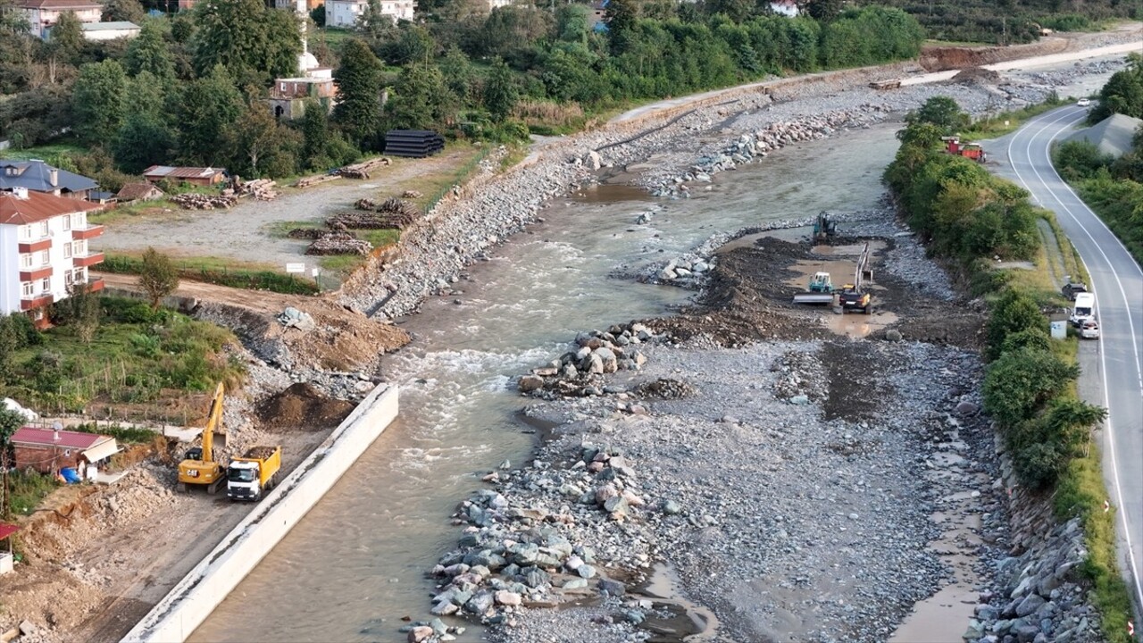 Artvin'in şiddetli yağışların ardından taşkın ve heyelanların meydana geldiği Arhavi ilçesinde...