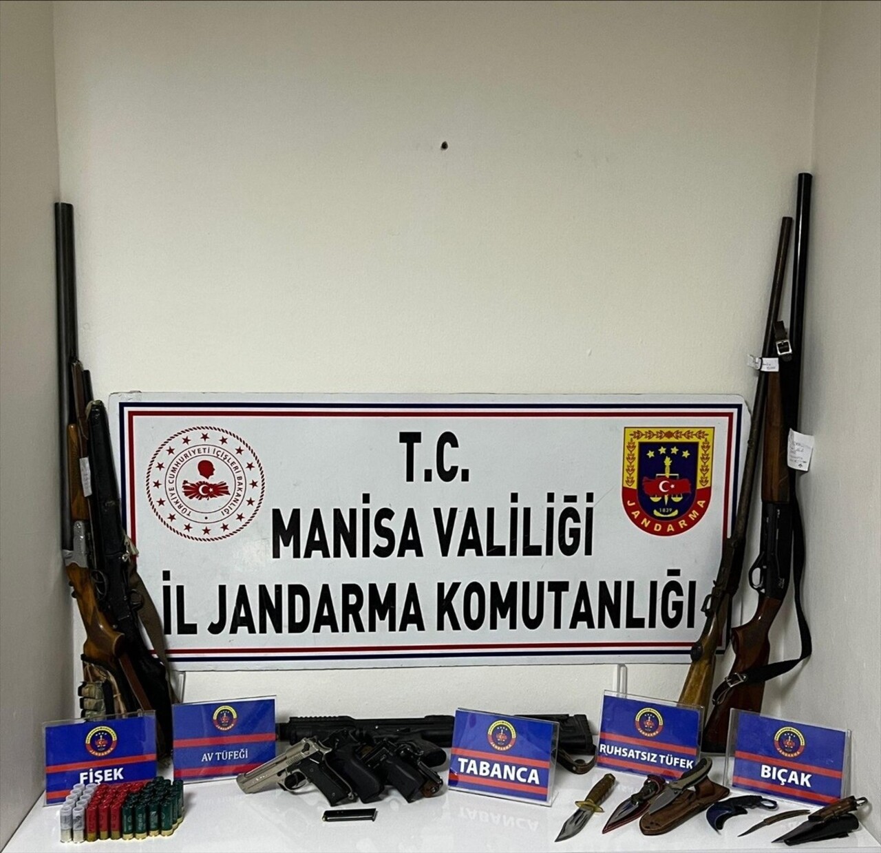 Manisa'nın Salihli ilçesinde üzüm bağında silahla vurulan çiftçi hayatını kaybetti. Jandarma...