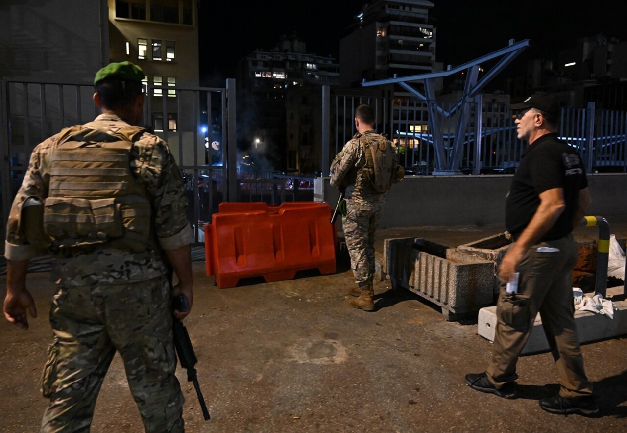 Lübnan askerleri, bugün telsizlerde yaşanan patlamanın ardından yaralıların getirildiği başkent...