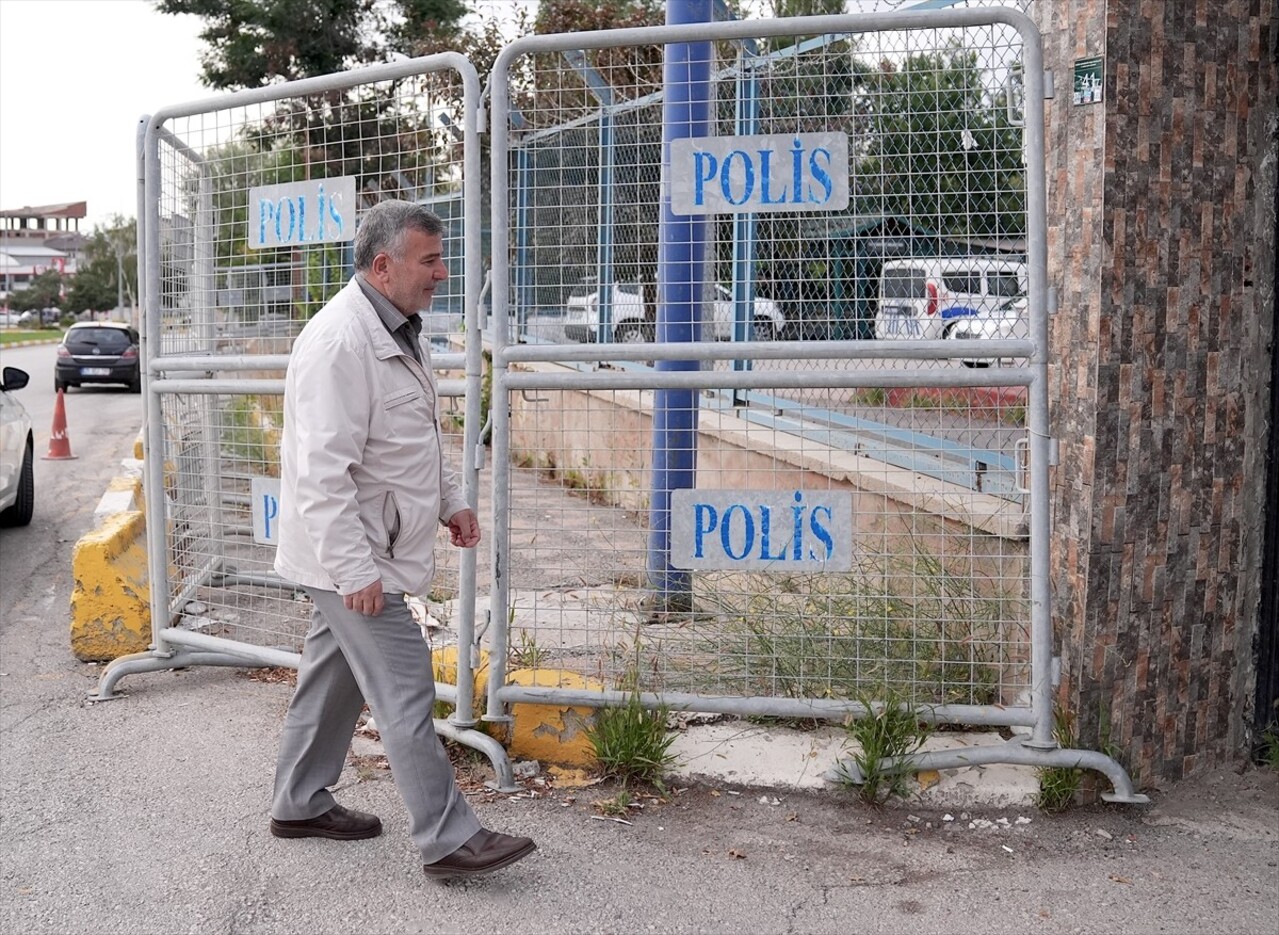 Erzurum'da baba ve oğlunun yolda bulduğu 20 bin 100 liralık emekli maaşı, polis aracılığıyla...