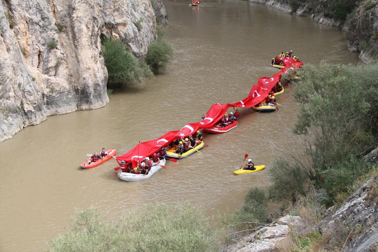 Erzincan Valisi Hamza Aydoğdu ile gazilerin Karasu Nehri'nde rafting yaptığı etkinlikte, su...