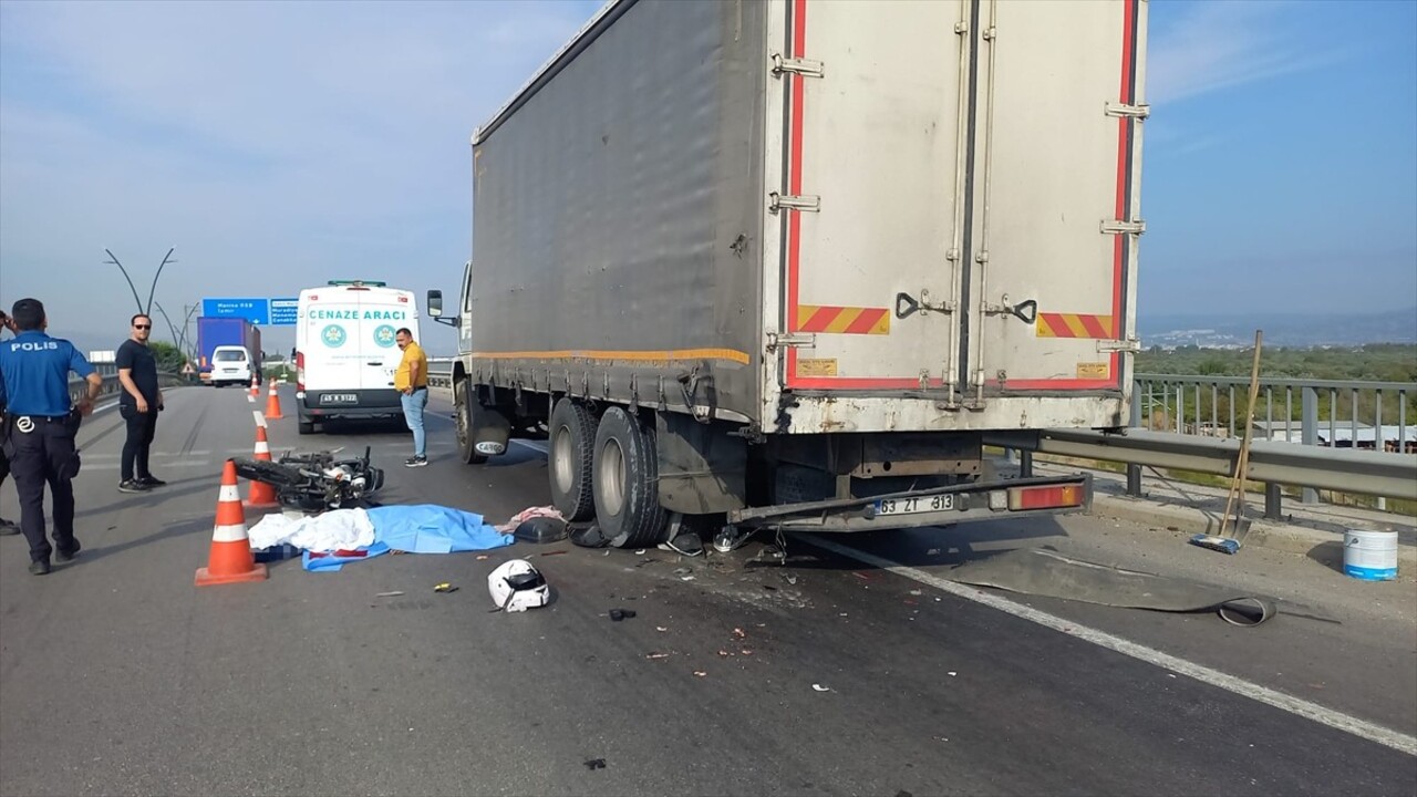 Manisa'nın Yunusemre ilçesinde, kamyona çarpan motosikletteki sürücü hayatını kaybetti. Olay...