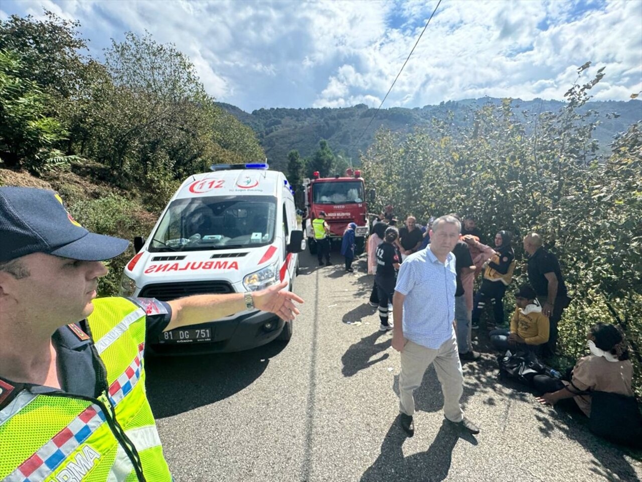 Düzce'de mevsimlik tarım işçilerini taşıyan minibüsün şarampole devrilmesi sonucu 15 kişi...