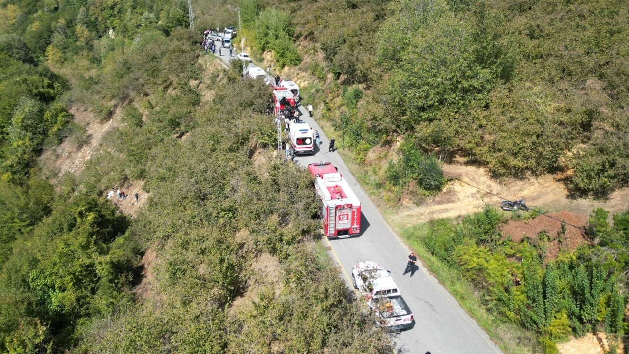 Düzce'de mevsimlik tarım işçilerini taşıyan minibüsün şarampole devrilmesi sonucu 15 kişi...