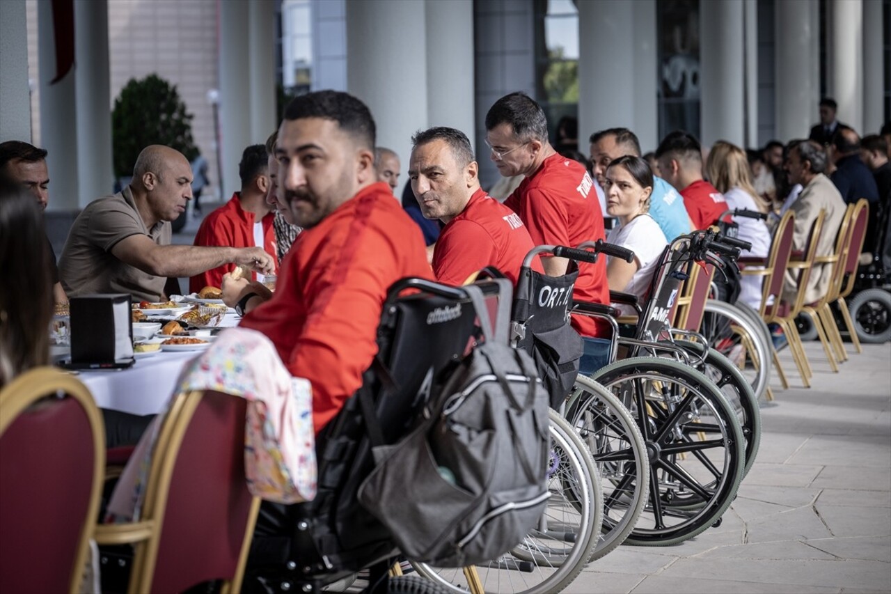 Sağlık Bakanı Kemal Memişoğlu, 19 Eylül Gaziler Günü dolayısıyla, Sağlık Bilimleri Üniversitesi...