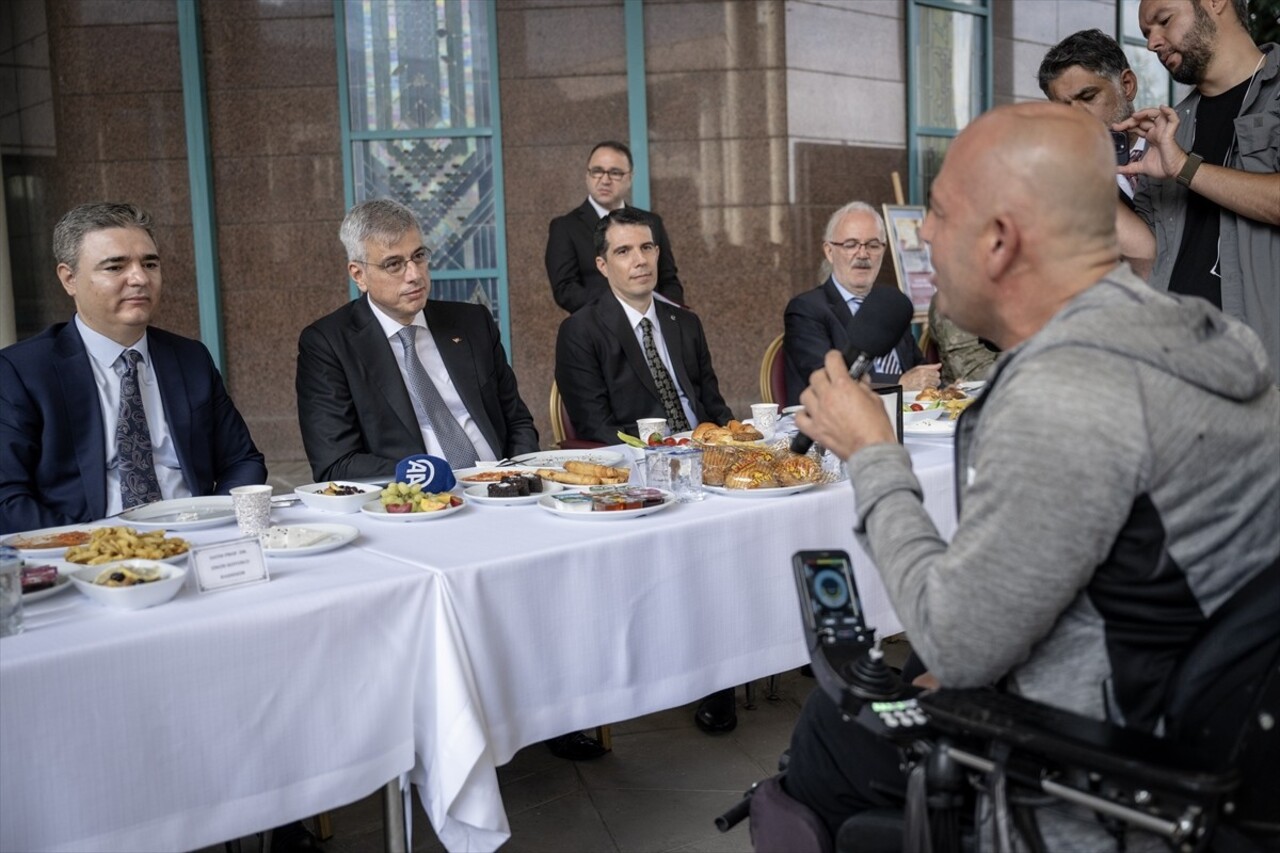 Sağlık Bakanı Kemal Memişoğlu, 19 Eylül Gaziler Günü dolayısıyla, Sağlık Bilimleri Üniversitesi...