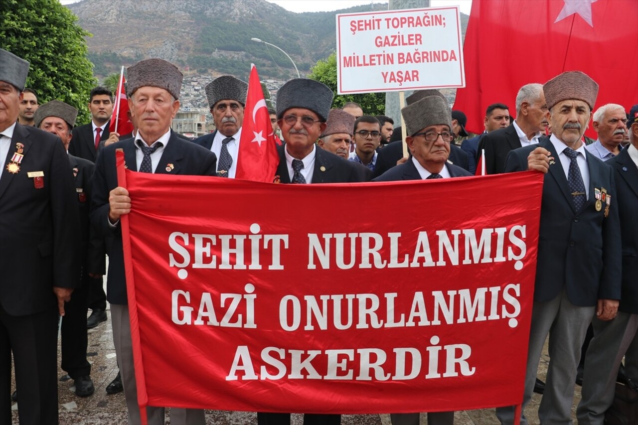 Hatay'da 19 Eylül Gaziler Günü dolayısıyla Antakya Cumhuriyet Alanı'nda tören düzenlendi. Vali...