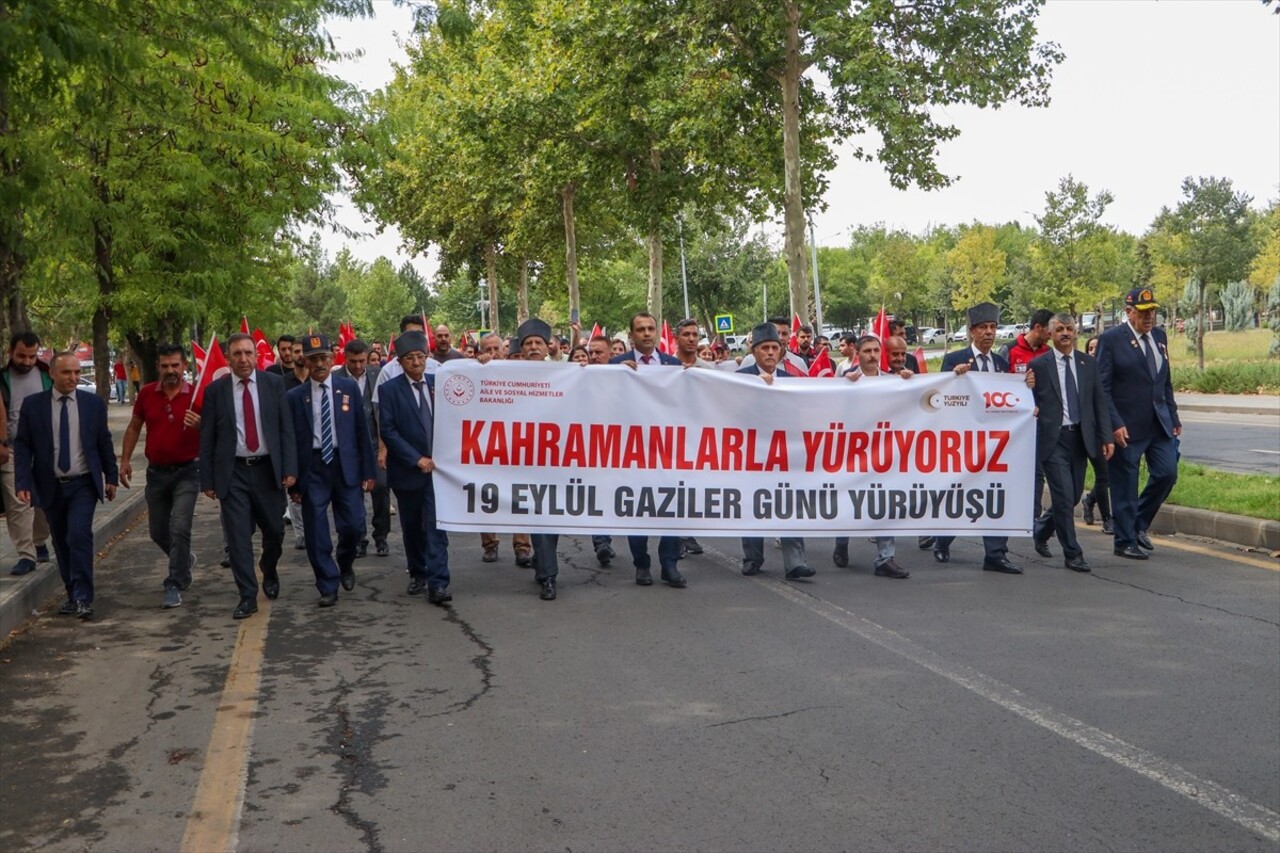 Diyarbakır'da 19 Eylül Gaziler Günü dolayısıyla tören düzenlendi. Törende, Atatürk Anıtı'na çelenk...