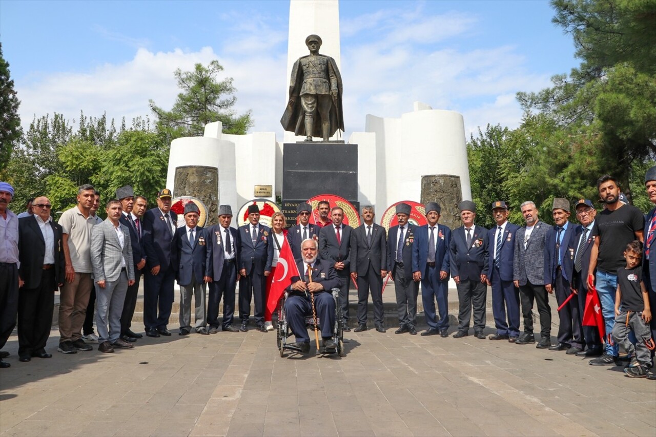 Diyarbakır'da 19 Eylül Gaziler Günü dolayısıyla tören düzenlendi. Törende, Atatürk Anıtı'na çelenk...