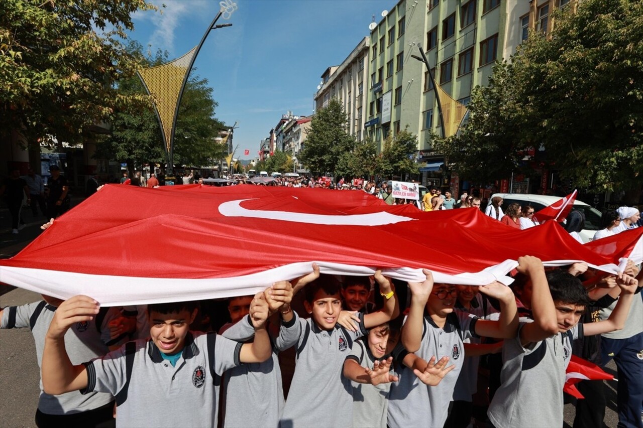 Valilik önünde düzenlenen törende de, Atatürk Anıtı'na çelenk sunulmasının ardından saygı...