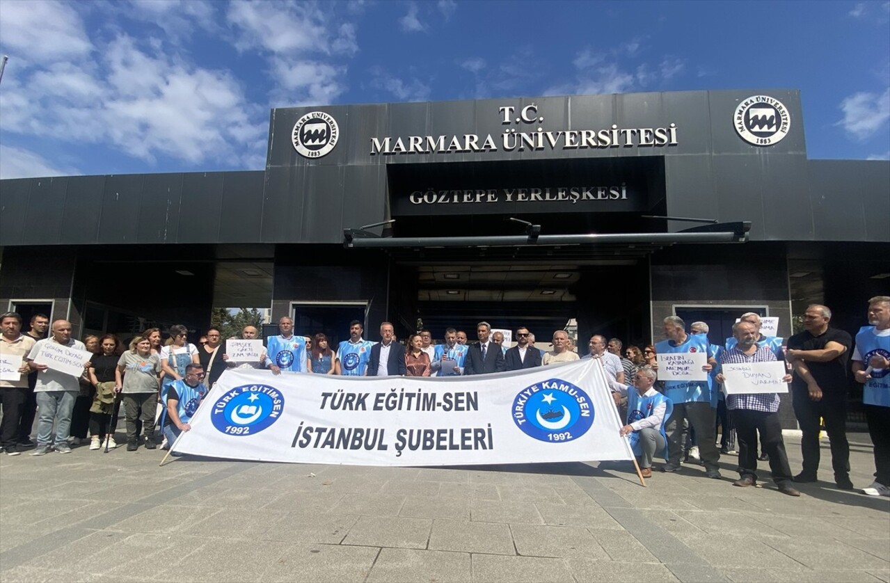 Türk Eğitim-Sen üyesi bir grup, üniversitelerde personel servislerinin kaldırılmasını protesto...