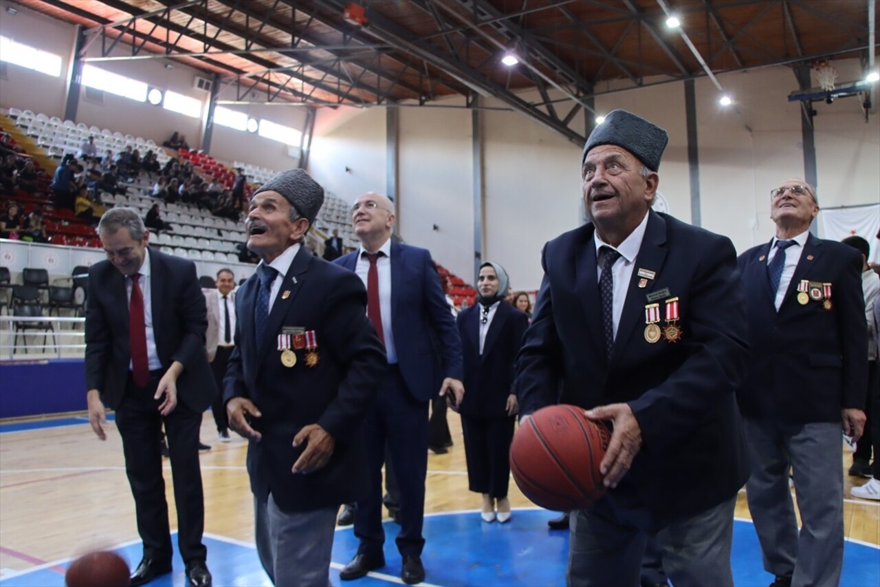 Kırklareli Valiliğince 19 Eylül Gaziler Günü dolayısıyla Atatürk Spor Salonu'nda gerçekleştirilen...