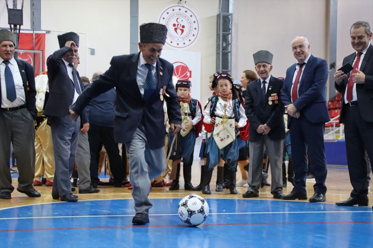 Kırklareli Valiliğince 19 Eylül Gaziler Günü dolayısıyla Atatürk Spor Salonu'nda gerçekleştirilen...