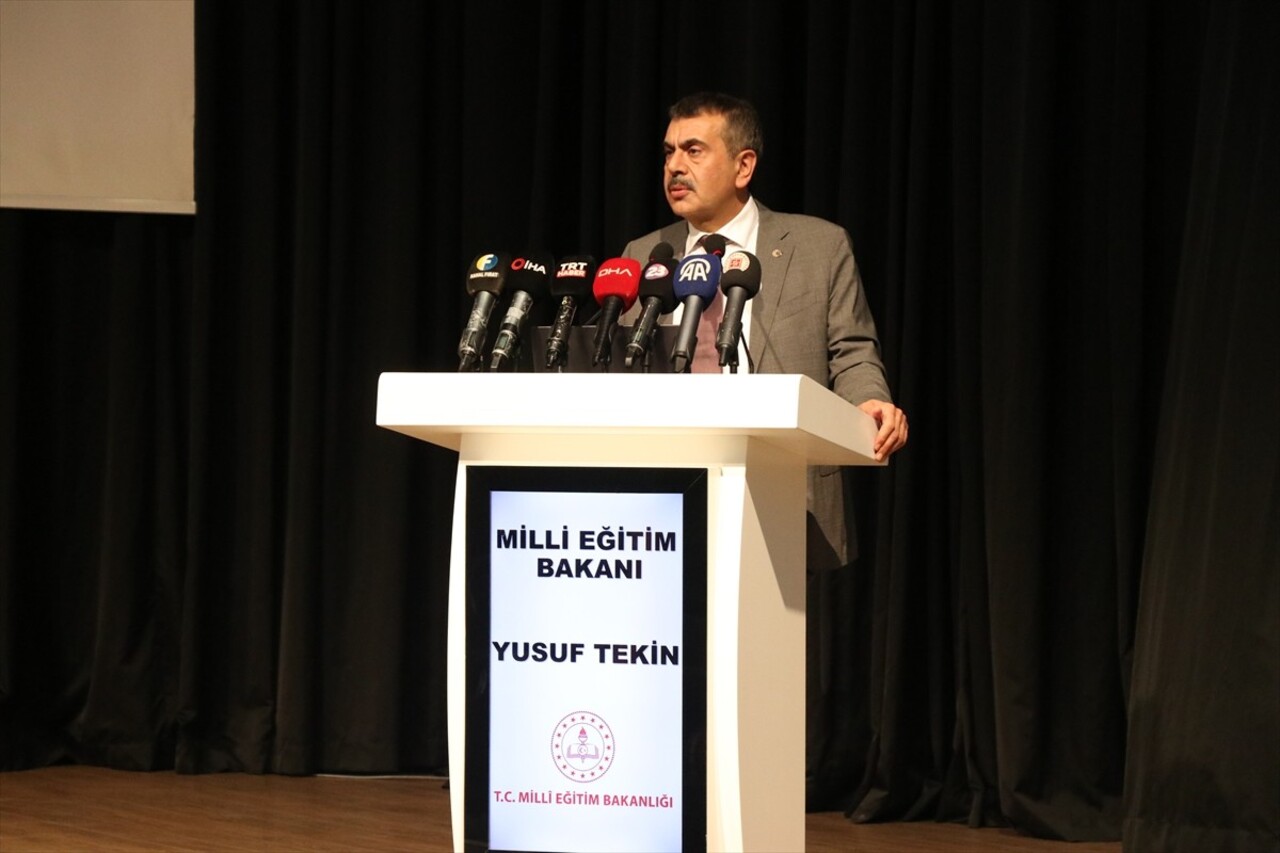 Milli Eğitim Bakanı Yusuf Tekin (ortada), çeşitli temaslarda bulunmak üzere geldiği Elazığ'da...