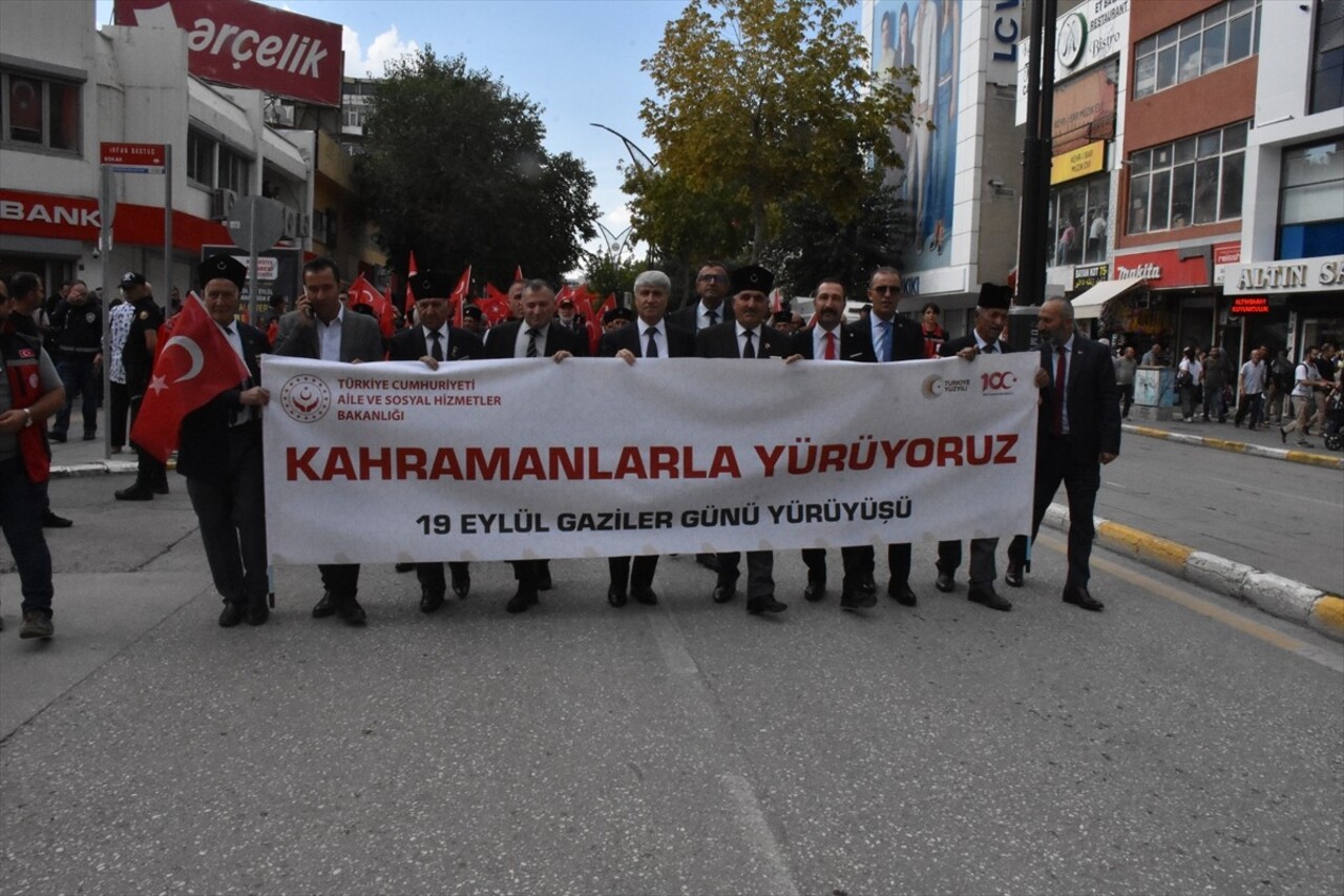 Van'da 19 Eylül Gaziler Günü dolayısıyla tören düzenlendi. Van'da Cumhuriyet Caddesi'nde bir araya...