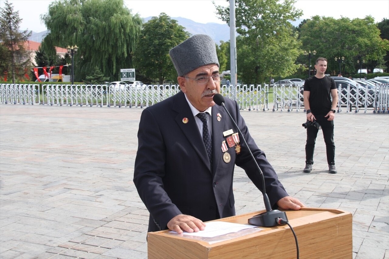 Erzincan'da 19 Eylül Gaziler Günü dolayısıyla tören düzenlendi. Belediye önündeki törende, Atatürk...