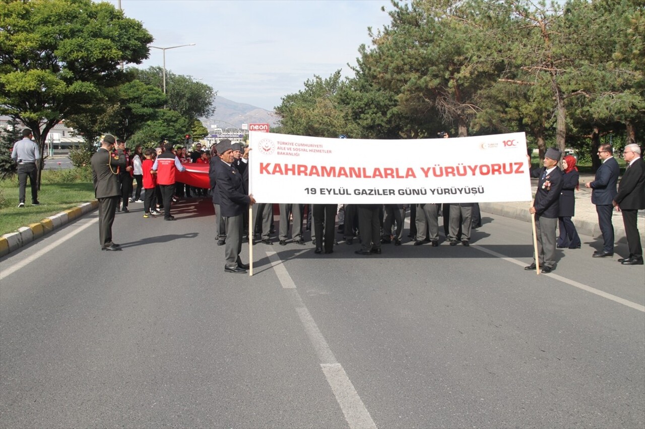 Erzincan'da 19 Eylül Gaziler Günü dolayısıyla tören düzenlendi. Belediye önündeki törende, Atatürk...