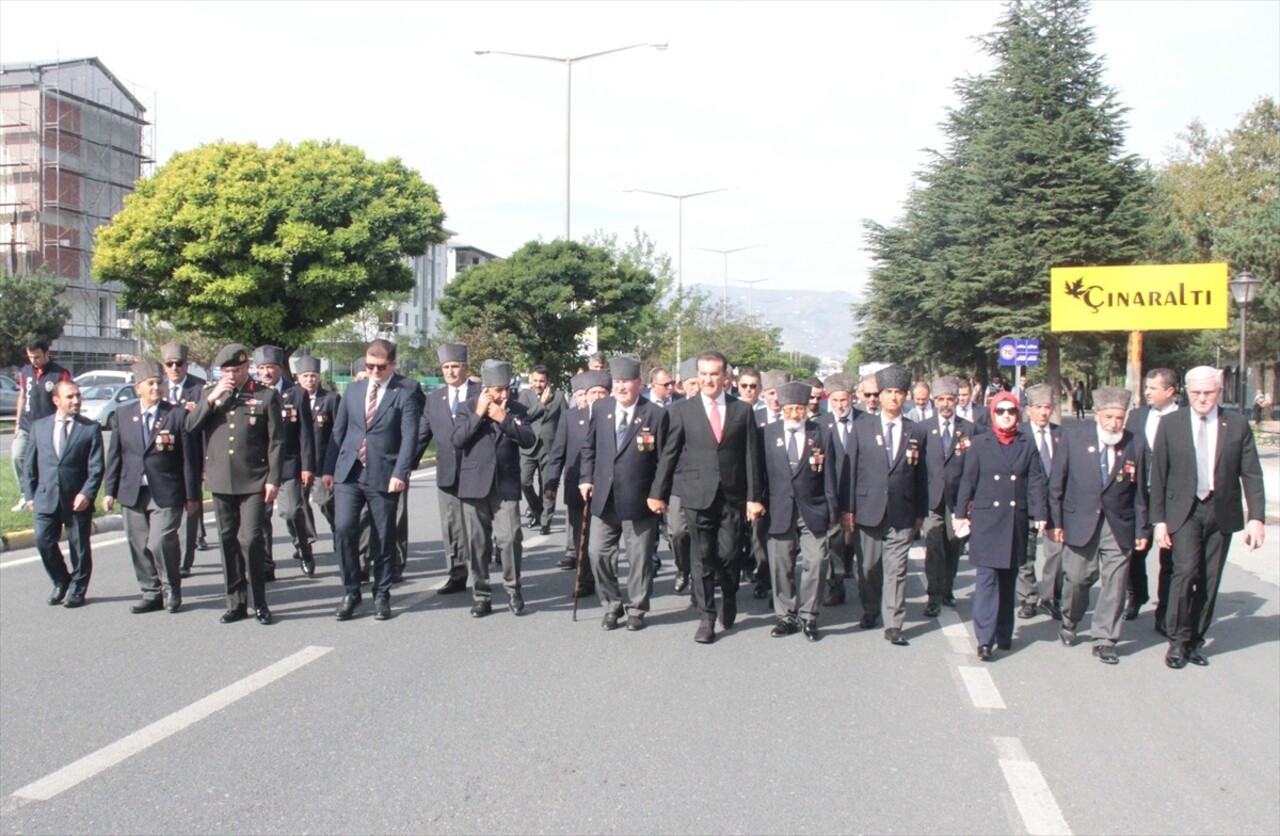 Erzincan'da 19 Eylül Gaziler Günü dolayısıyla tören düzenlendi. Belediye önündeki törende, Atatürk...