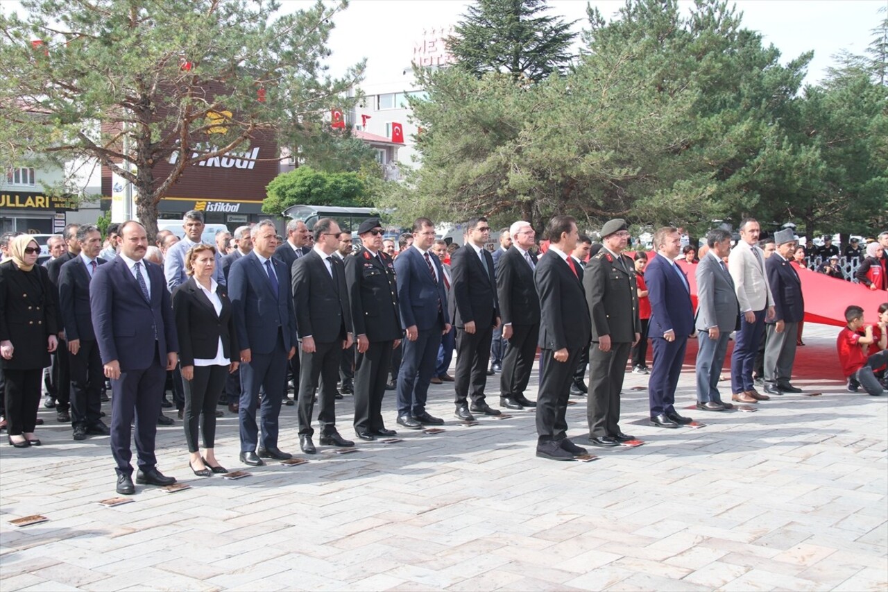 Erzincan'da 19 Eylül Gaziler Günü dolayısıyla tören düzenlendi. Belediye önündeki törende, Atatürk...