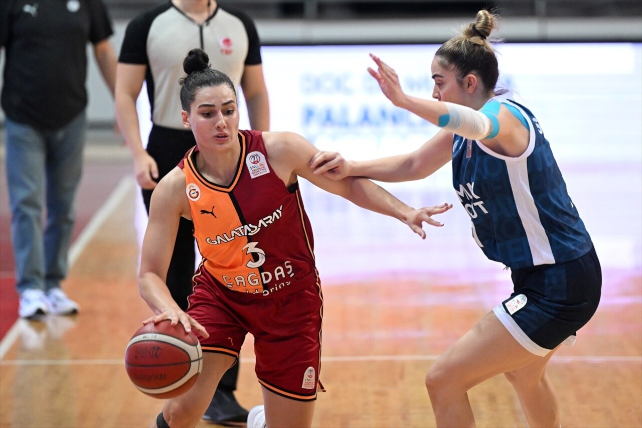 Kayseri'de düzenlenen 18. Erciyes Kupası Kadınlar Basketbol Turnuvası'nda Emlak Konut ile...